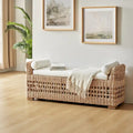 Banco de arrumação em rattan de estilo boho costeiro, com design vazado entalhado e pernas de madeira maciça