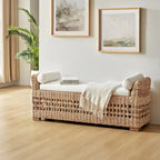 Banco de arrumação em rattan de estilo boho costeiro, com design vazado entalhado e pernas de madeira maciça