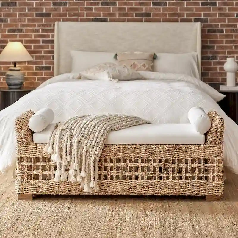 Banco de arrumação em rattan de estilo boho costeiro, com design vazado entalhado e pernas de madeira maciça