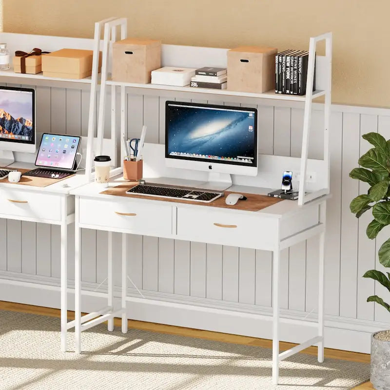 Scrivania per computer con presa di corrente e libreria